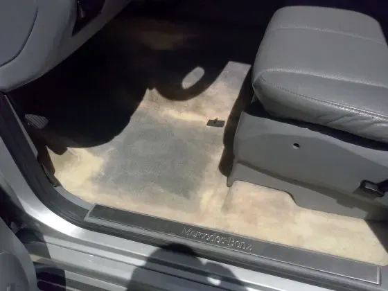 Car floor carpet with restored even color after dyeing