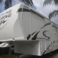 Side of a fifth-wheel RV before detailing